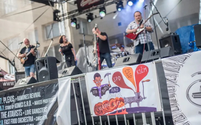 Koncert za oběti komunismu přilákal lidi na budějcký Sokolák