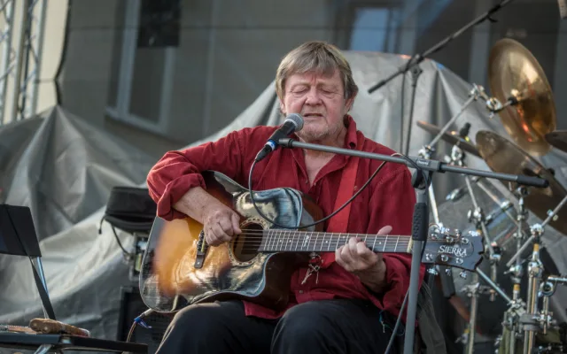 Koncert za oběti komunismu přilákal lidi na budějcký Sokolák
