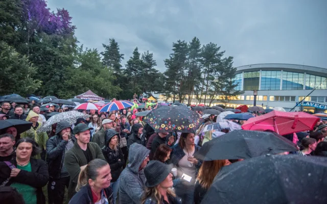 Koncert za oběti komunismu přilákal lidi na budějcký Sokolák