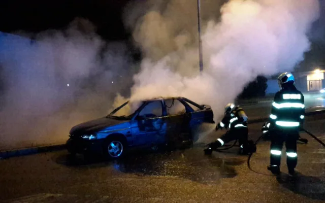 Požár vraku osobního auta likvidovali českobudějovičtí hasiči v ulici U Pily.