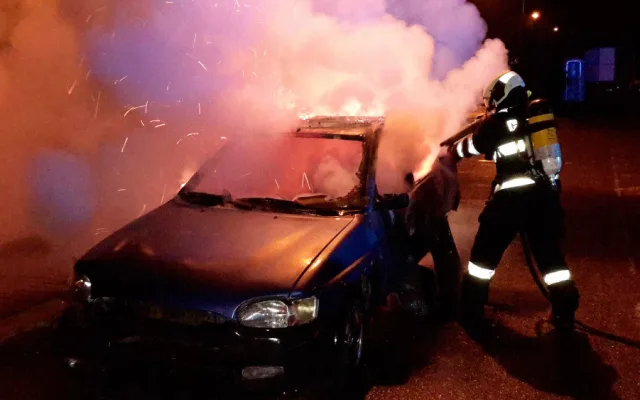 Požár vraku osobního auta likvidovali českobudějovičtí hasiči v ulici U Pily.