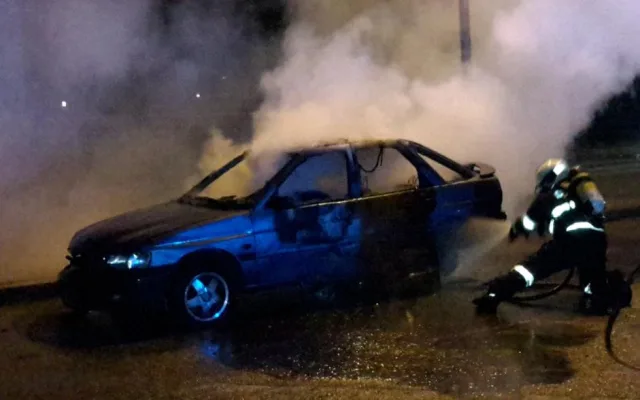 Požár vraku osobního auta likvidovali českobudějovičtí hasiči v ulici U Pily.