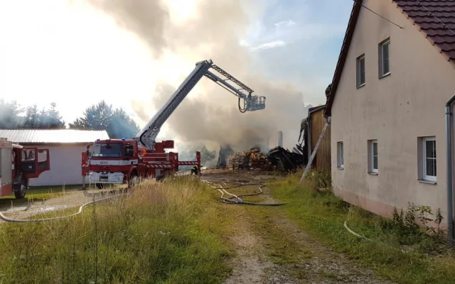 V Kardašově Řečici hořel sklad. Hasiči vyhlásili druhý stupeň požárního poplachu