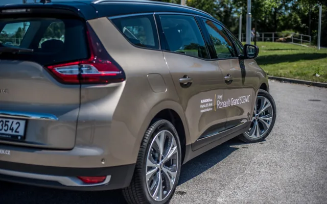 Elegantní cestování s rodinou. Renault Grand Scenic zaujme svěžím designem.