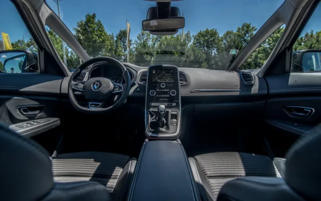 Elegantní cestování s rodinou. Renault Grand Scenic zaujme svěžím designem.