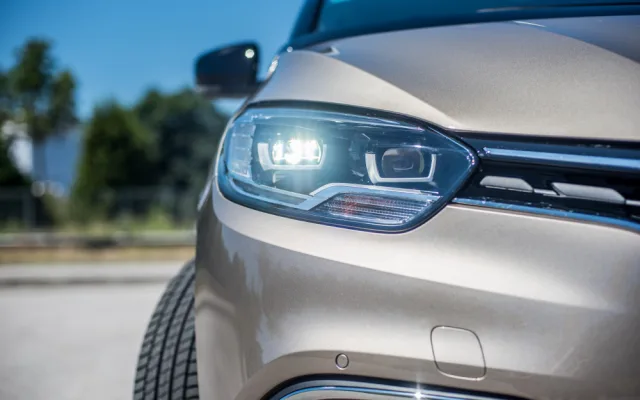 Elegantní cestování s rodinou. Renault Grand Scenic zaujme svěžím designem.