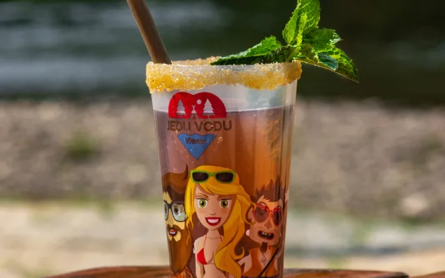 Kelímky Jedu vodu.