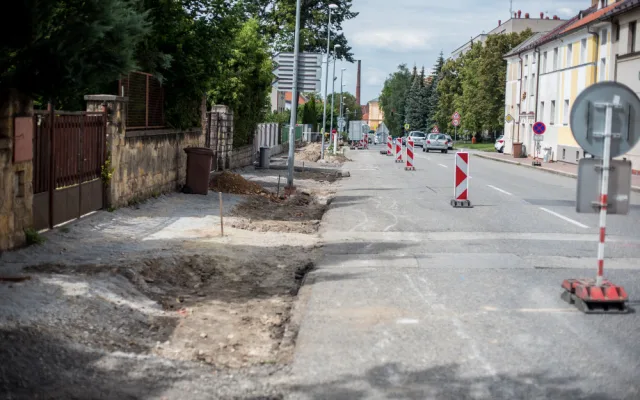 Opravy křižovatky u budějcké nemocnice komplikují cestu k oddělením v ulici L. B. Schneidera.
