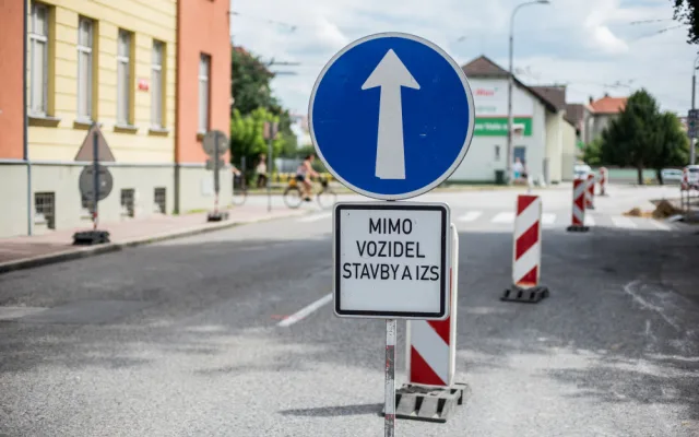 Opravy křižovatky u budějcké nemocnice komplikují cestu k oddělením v ulici L. B. Schneidera.