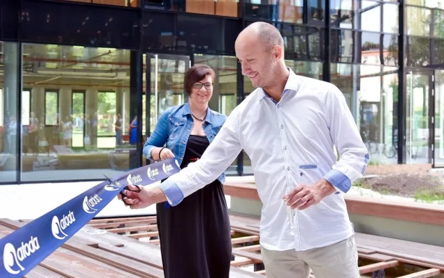 Společnost ATODA našla útočiště v nemodernější českobudějovické budově, v Pianu. Slavnostně začala v administartivní budově u křižovatky ulic Mánesova a Lická fungovat v pondělí 9. července.
