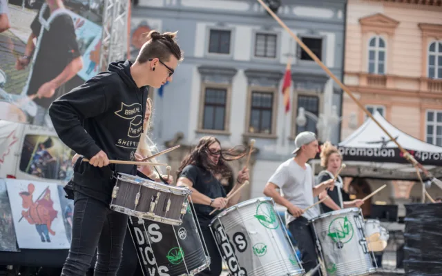 Na protestu vystoupila bubenická skupina Wild sticks.