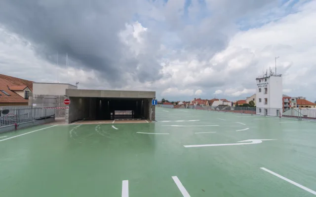 Nové parkoviště u bývalých budějckých kasáren je v provozu.