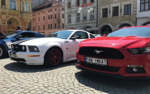 Mustangy na náměstí Přemysla Otakara II.