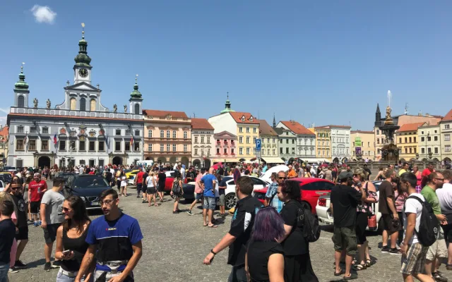 Mustangy na náměstí Přemysla Otakara II.