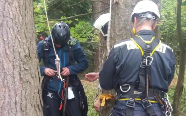 U Dlouhé Lhoty na Táborsku uvízl na stromě paraglidista. Museli ho vysvobodit hasiči.