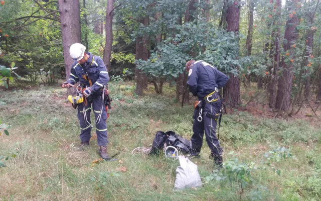 U Dlouhé Lhoty na Táborsku uvízl na stromě paraglidista. Museli ho vysvobodit hasiči.