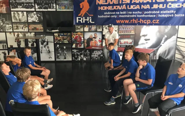 Ani přes prázdniny nezůstává ledová plocha v Hokejovém centru Pouzar v Českých Budějovicích prázdná. Jedenáct mladých hokejistů si zde užívá týdenní hokejový kemp.