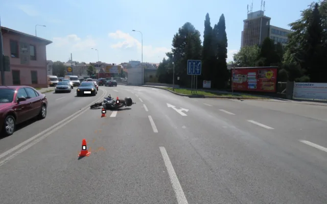 Příčina nehody na Mánesově třídě objasněna. Řidič automobilu nedal přednost motorkáři.