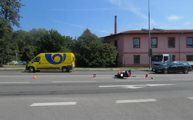 Příčina nehody na Mánesově třídě objasněna. Řidič automobilu nedal přednost motorkáři.
