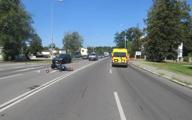 Příčina nehody na Mánesově třídě objasněna. Řidič automobilu nedal přednost motorkáři.