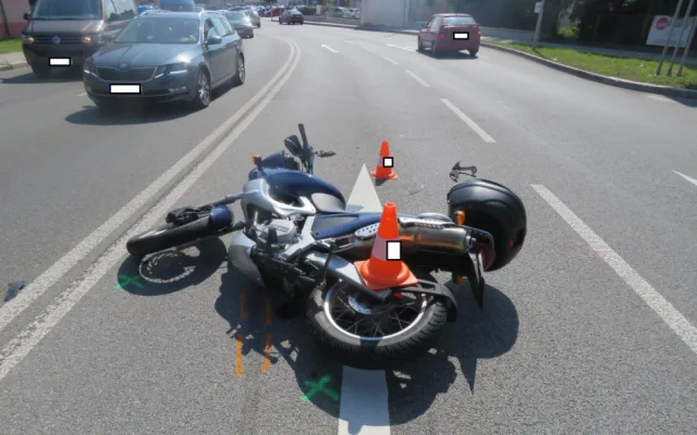 Příčina nehody na Mánesově třídě objasněna. Řidič automobilu nedal přednost motorkáři.
