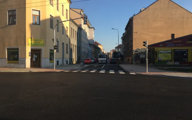 Křižovatka Pekárenské a Jírovcovy je opravená. Kompletnímu spuštění ale chybí razítka
