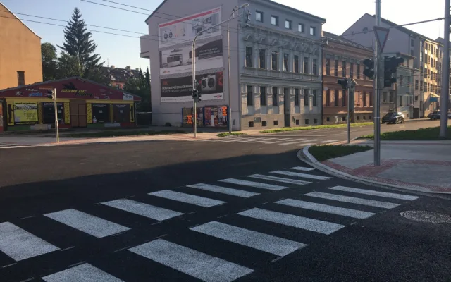 Křižovatka Pekárenské a Jírovcovy je opravená. Kompletnímu spuštění ale chybí razítka