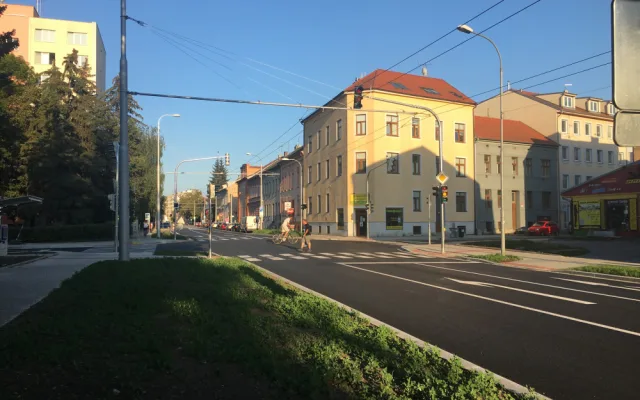 Křižovatka Pekárenské a Jírovcovy je opravená. Kompletnímu spuštění ale chybí razítka