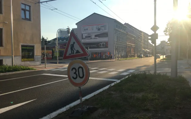 Dopravní značky stále upozorňují na práce na silnici a upravují rychlost na 30 kilometrů v hodině.