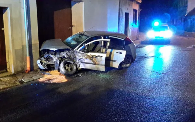 V Trhových Svinech narazilo auto do domu.