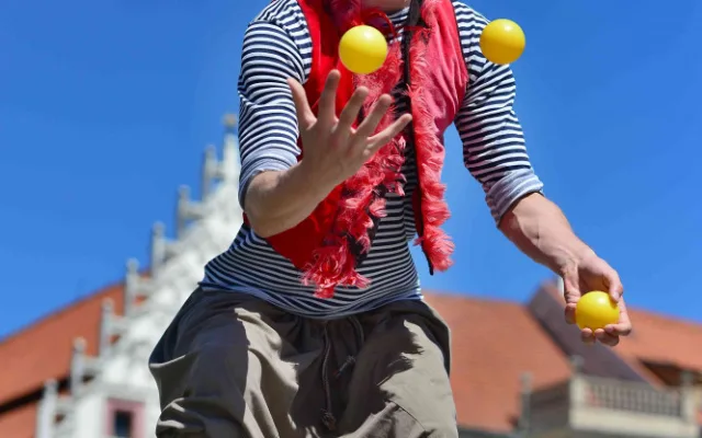 Komedianti v ulicich.