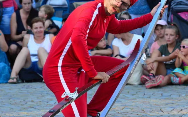 Komedianti v ulicich.
