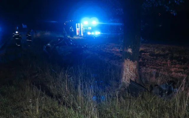 Po nehodě u Milevska začalo hořet auto. Zraněného řidiče do nemocnice převezl vrtulník