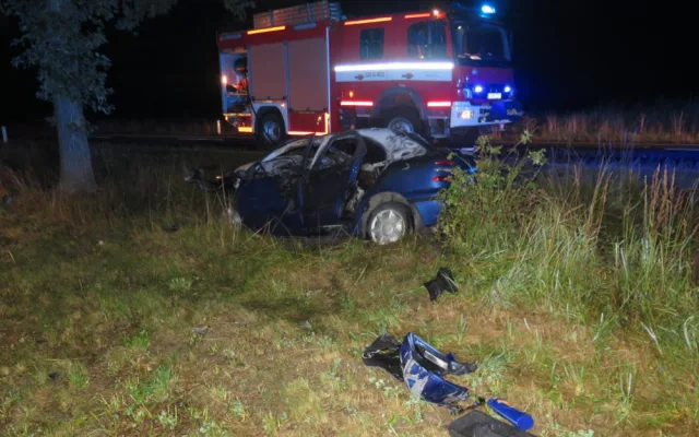 Po nehodě u Milevska začalo hořet auto. Zraněného řidiče do nemocnice převezl vrtulník