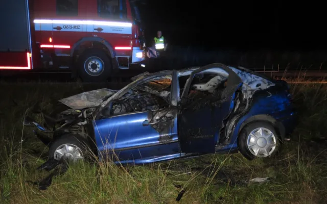 Po nehodě u Milevska začalo hořet auto. Zraněného řidiče do nemocnice převezl vrtulník