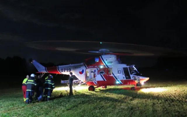 Po nehodě u Milevska začalo hořet auto. Zraněného řidiče do nemocnice převezl vrtulník