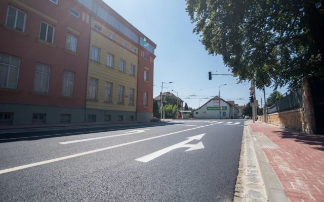 Křižovatka L.B Schneidera a Boženy Němcové je dokončena. Semafory možná ještě nepůjdou