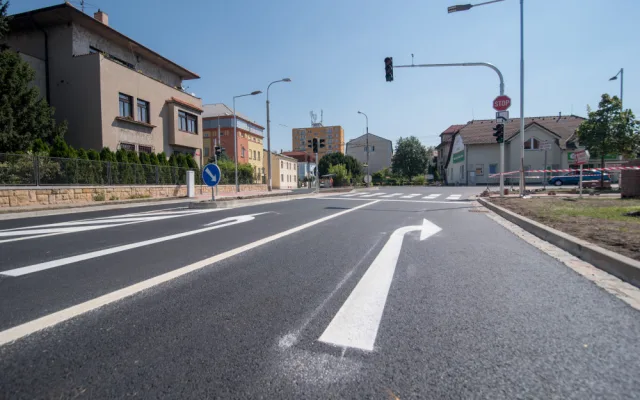 Křižovatka L.B Schneidera a Boženy Němcové je dokončena. Semafory možná ještě nepůjdou