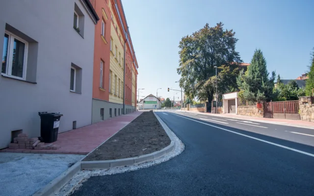 Křižovatka L.B Schneidera a Boženy Němcové je dokončena. Semafory možná ještě nepůjdou