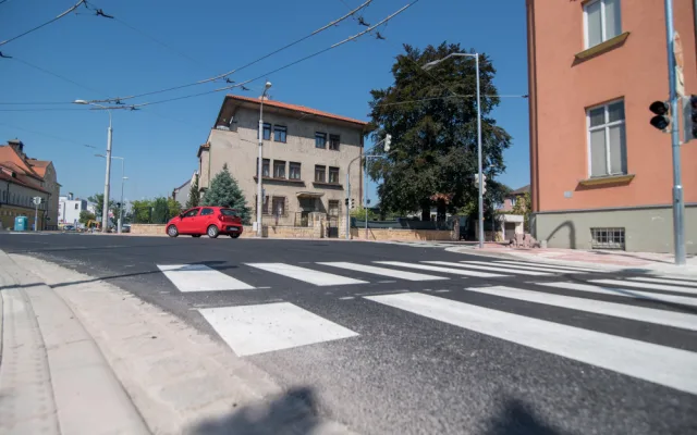 Křižovatka L.B Schneidera a Boženy Němcové je dokončena. Semafory možná ještě nepůjdou
