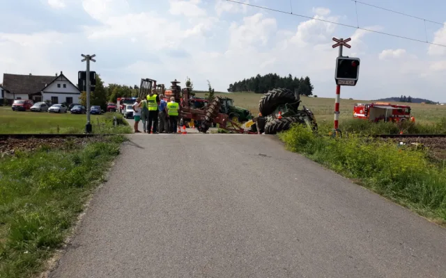 U Písku došlo k vážné dopravní nehodě vlaku a traktoru