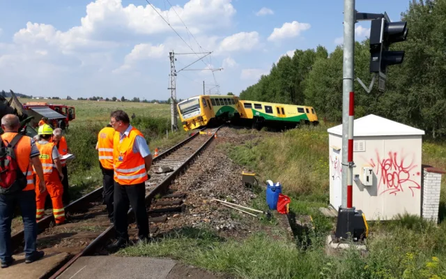 U Písku došlo k vážné dopravní nehodě vlaku a traktoru