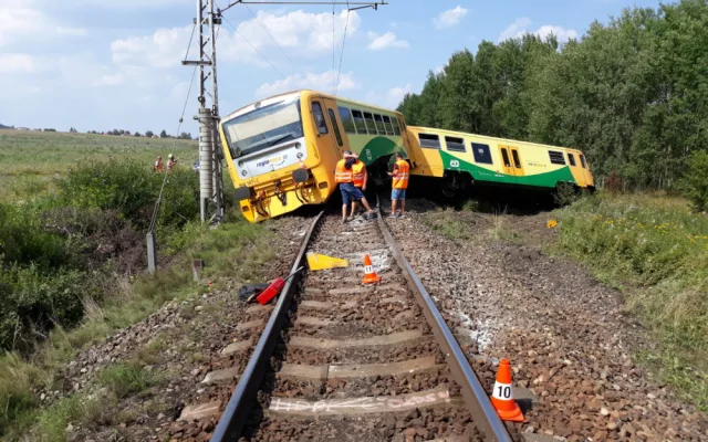 U Písku došlo k vážné dopravní nehodě vlaku a traktoru
