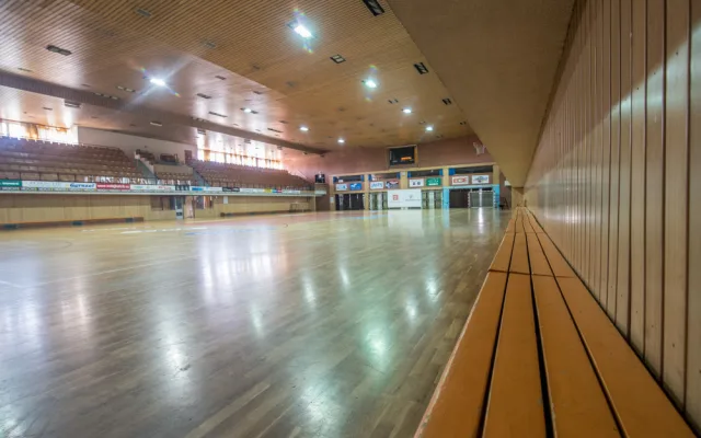 Mimo sezonu se většina sportovišť opravuje. V případě všesportovní haly ale k žádným opravám nedošlo kvůli tomu, že se počítalo s jejím zbouráním.
