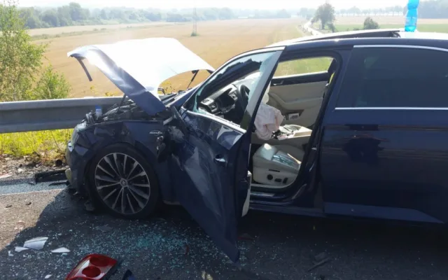 U Vodňan se čelně střetlo auto s dodávkou. Silnice je uzavřená