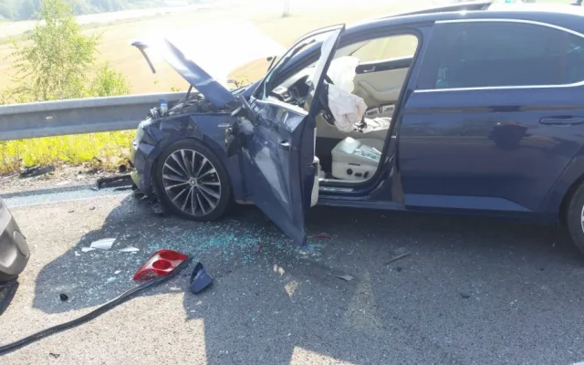 U Vodňan se čelně střetlo auto s dodávkou. Silnice je uzavřená