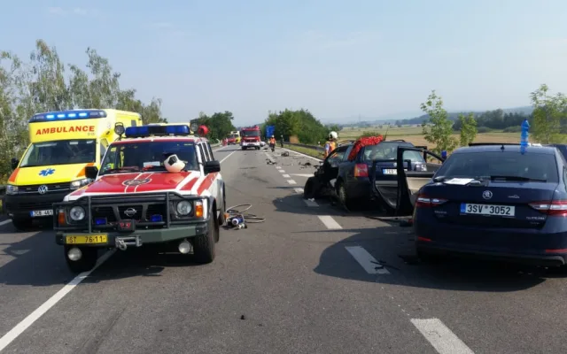 U Vodňan se čelně střetlo auto s dodávkou. Silnice je uzavřená