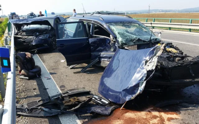 U Vodňan se čelně střetlo auto s dodávkou. Silnice je uzavřená