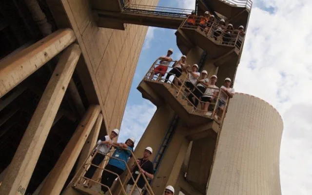 Studenti se podívali i do chladicí věže (foto Pavel Simak)