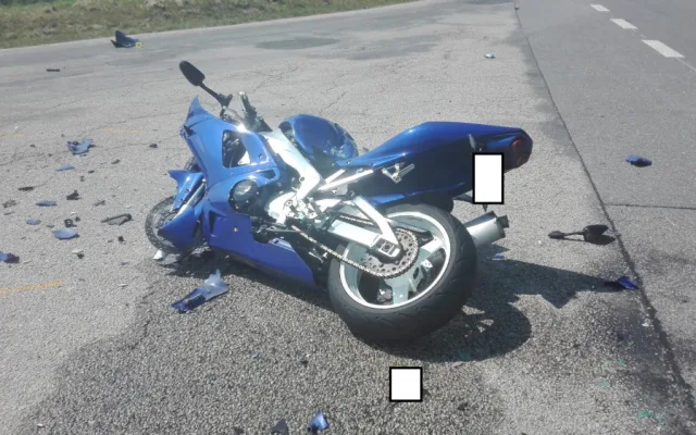 Řidič osobního auta nedal při vjíždění  na silnici na okraji Tábora nedal přednost motorkáři.